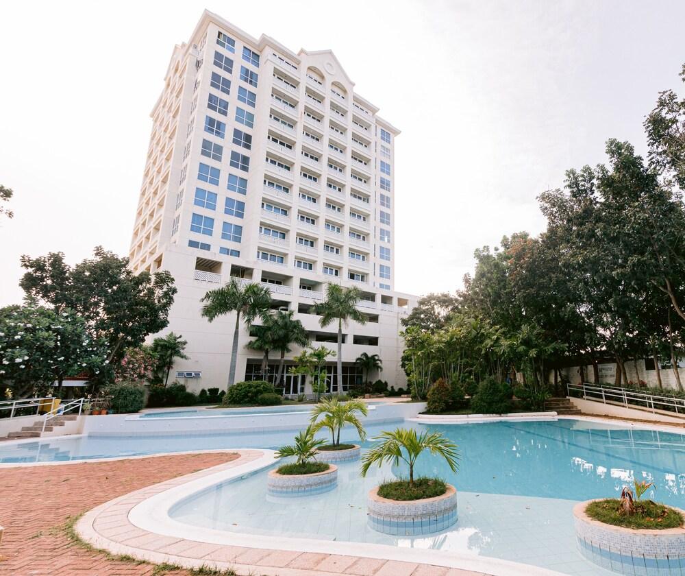 Sotogrande Hotel And Resort Lapu-Lapu City Exterior photo